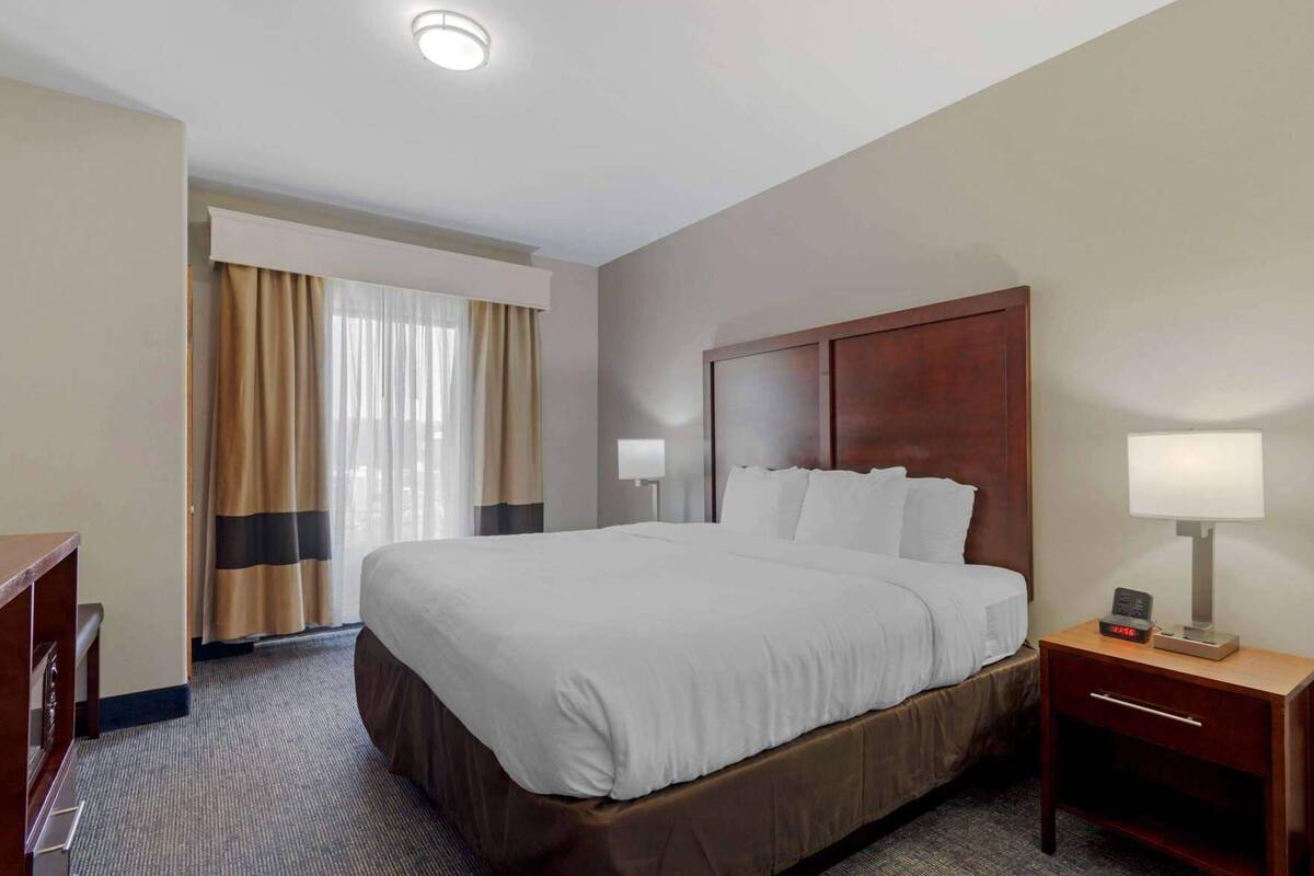 Premium bedding, pillowtop beds, in-room safe, blackout drapes