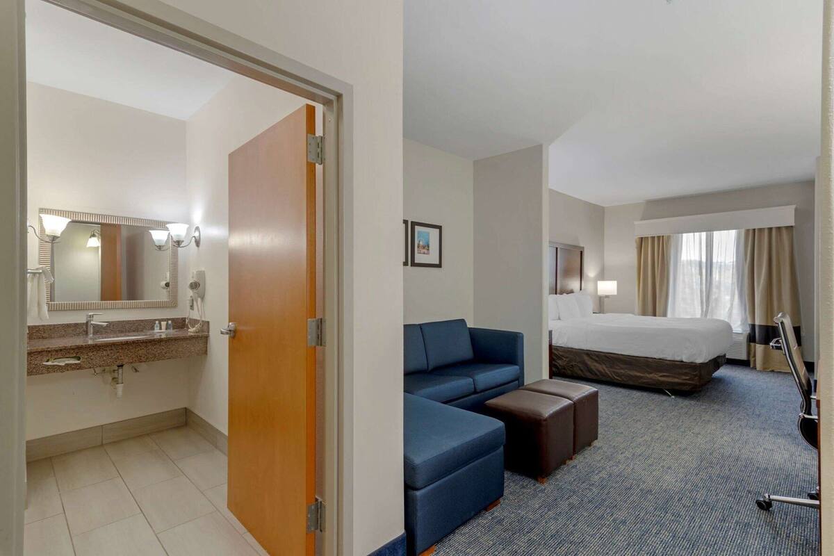 Premium bedding, pillowtop beds, in-room safe, blackout drapes