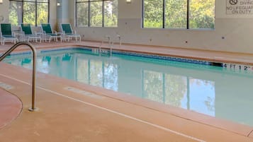 Piscina interna, funciona das 7h às 22h, espreguiçadeiras