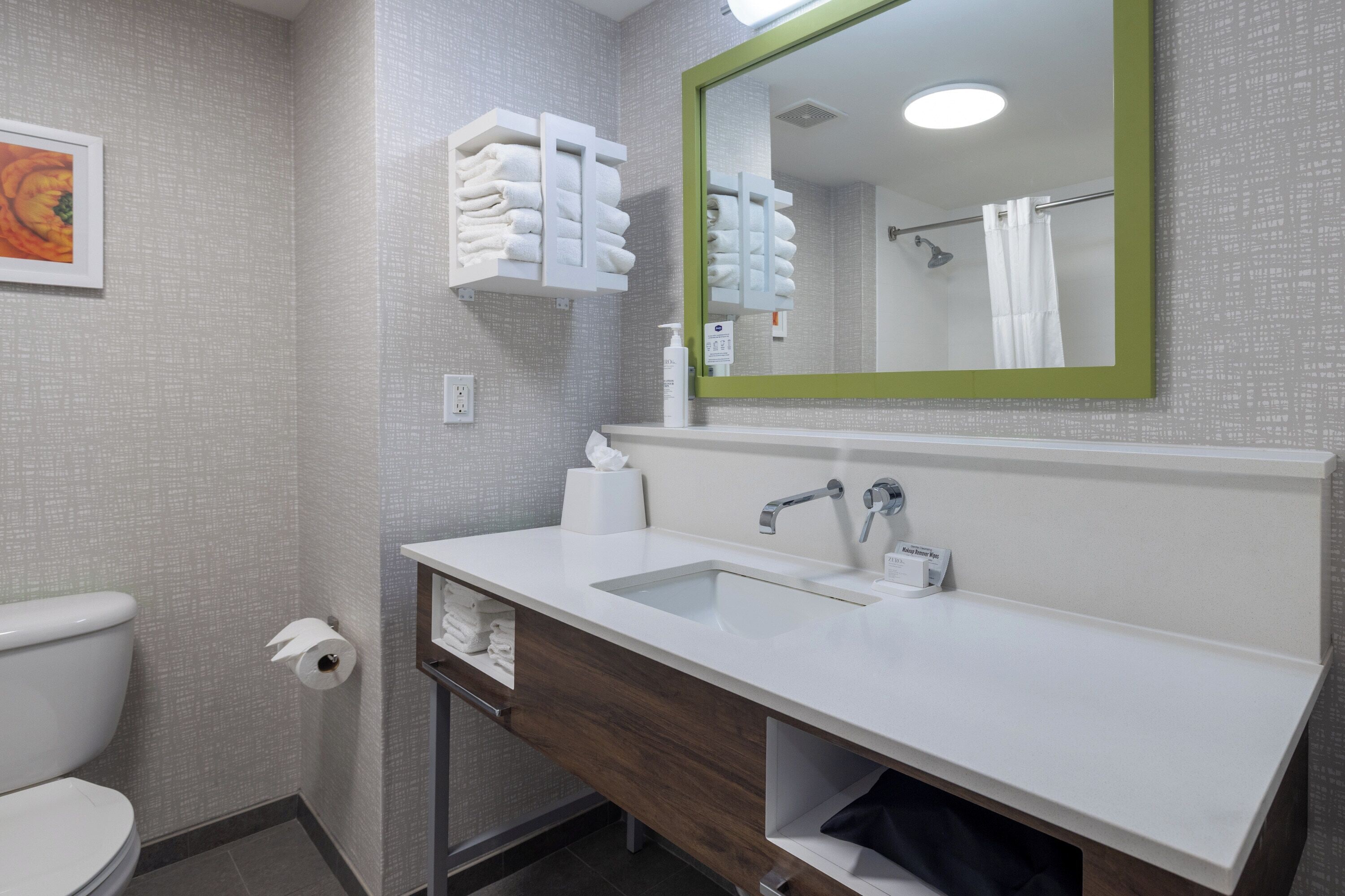 Quarto, 2 camas Queen, acessível (Mobility, Hearing, Roll-In Shower) | Banheiro | Produtos de toalete grátis, secador de cabelo, toalhas de banho 