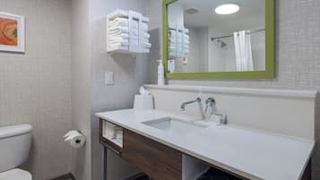 Habitación, 2 camas Queen size (Mobility, Hearing, Roll-In Shower) | Baño | Amenidades de baño gratuitas, secadora de cabello, toallas