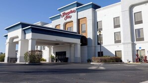 A Hampton Inn hotel with a clear entrance, a sign above the entrance, and a handicap accessibility sign. - Hampton Inn Dade City - Zephyrhills (Dade City)
