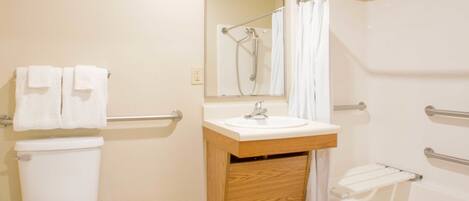 Un baño con inodoro, lavamanos y bañera.
