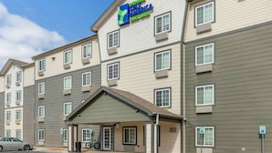 A multi-story hotel with a sign for Extended Stay America Select Suites. - Extended Stay America Select Suites - Austin - Round Rock (Round Rock)