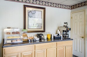 Breakfast area - Econo Lodge Bellefonte I-99 (Bellefonte)