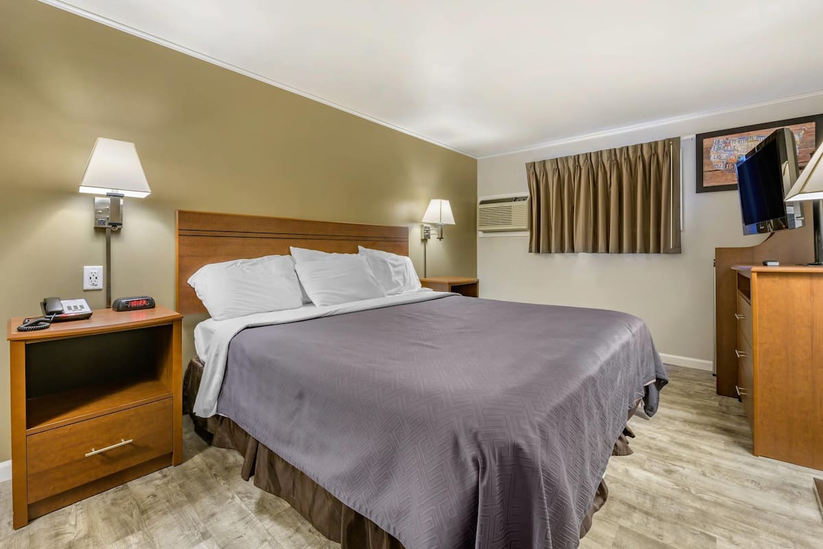 Standard Room, 1 King Bed, Non Smoking | Desk, free WiFi, bed sheets