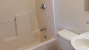 Standardzimmer, 1Â King-Bett | Badezimmer | Haartrockner, HandtĂŒcher