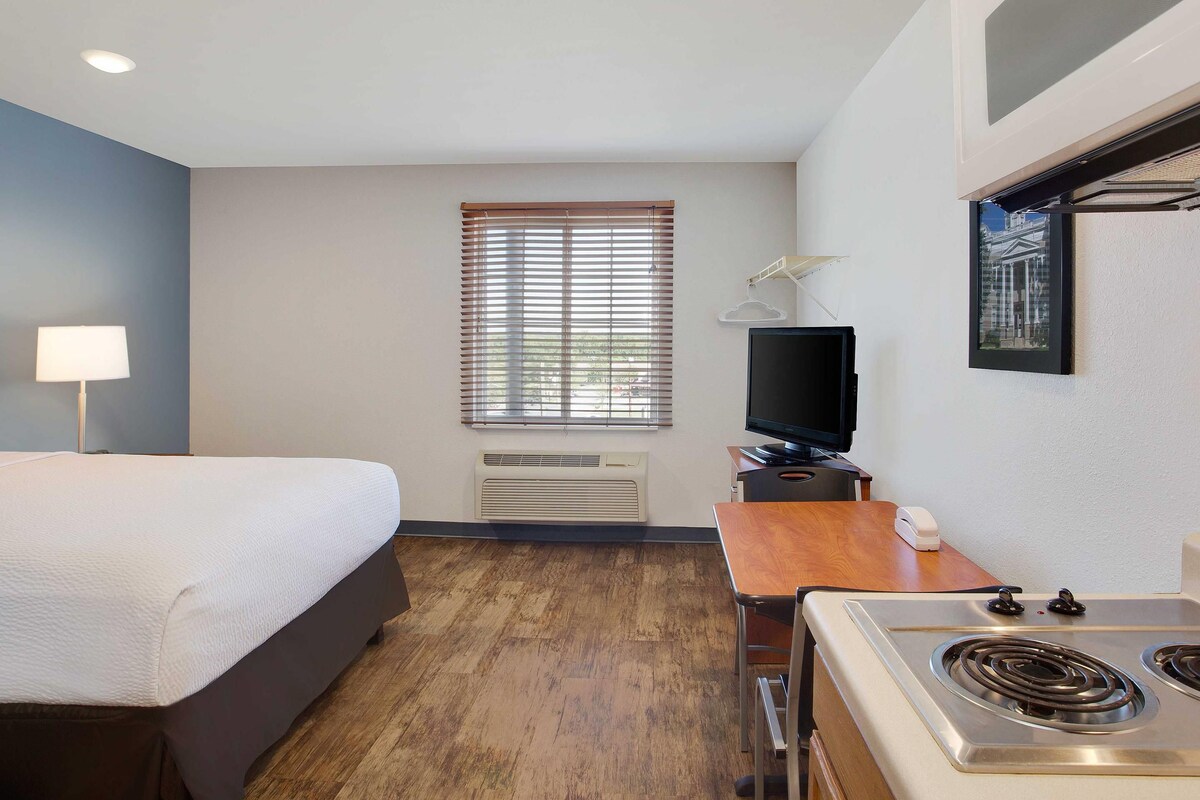 Habitación, 1 cama matrimonial, con acceso para personas discapacitadas, para fumadores | Escritorio, tabla de planchar con plancha, wifi gratis y ropa de cama
