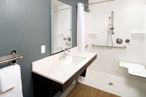 Combined shower/tub, free toiletries, hair dryer, towels