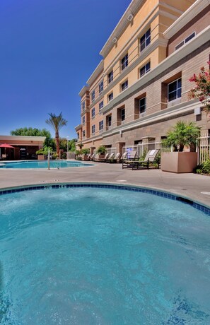 Pool - Holiday Inn Ontario Airport by IHG (Ontario)