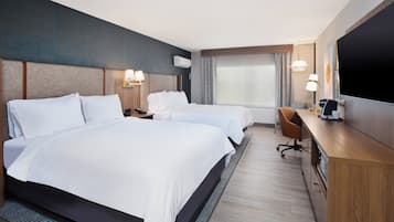 Standaard kamer, 2 queensize bedden | Een kluis op de kamer, een bureau, een laptopwerkplek