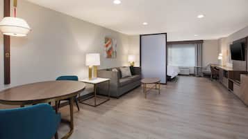 Suite, 1 cama King size y sofá cama | Caja de seguridad en la habitación, muebles diferentes y escritorio