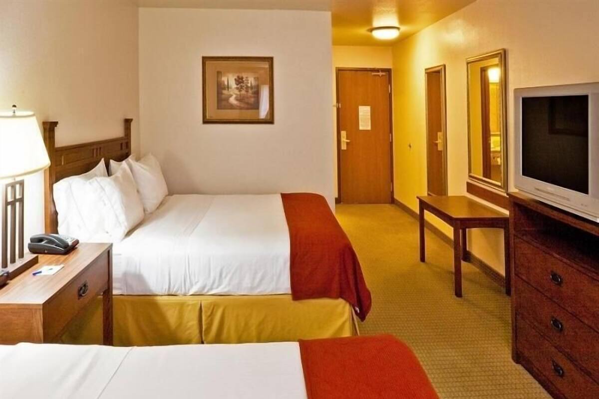 Een bureau, verduisterende gordijnen, een strijkplank/strijkijzer