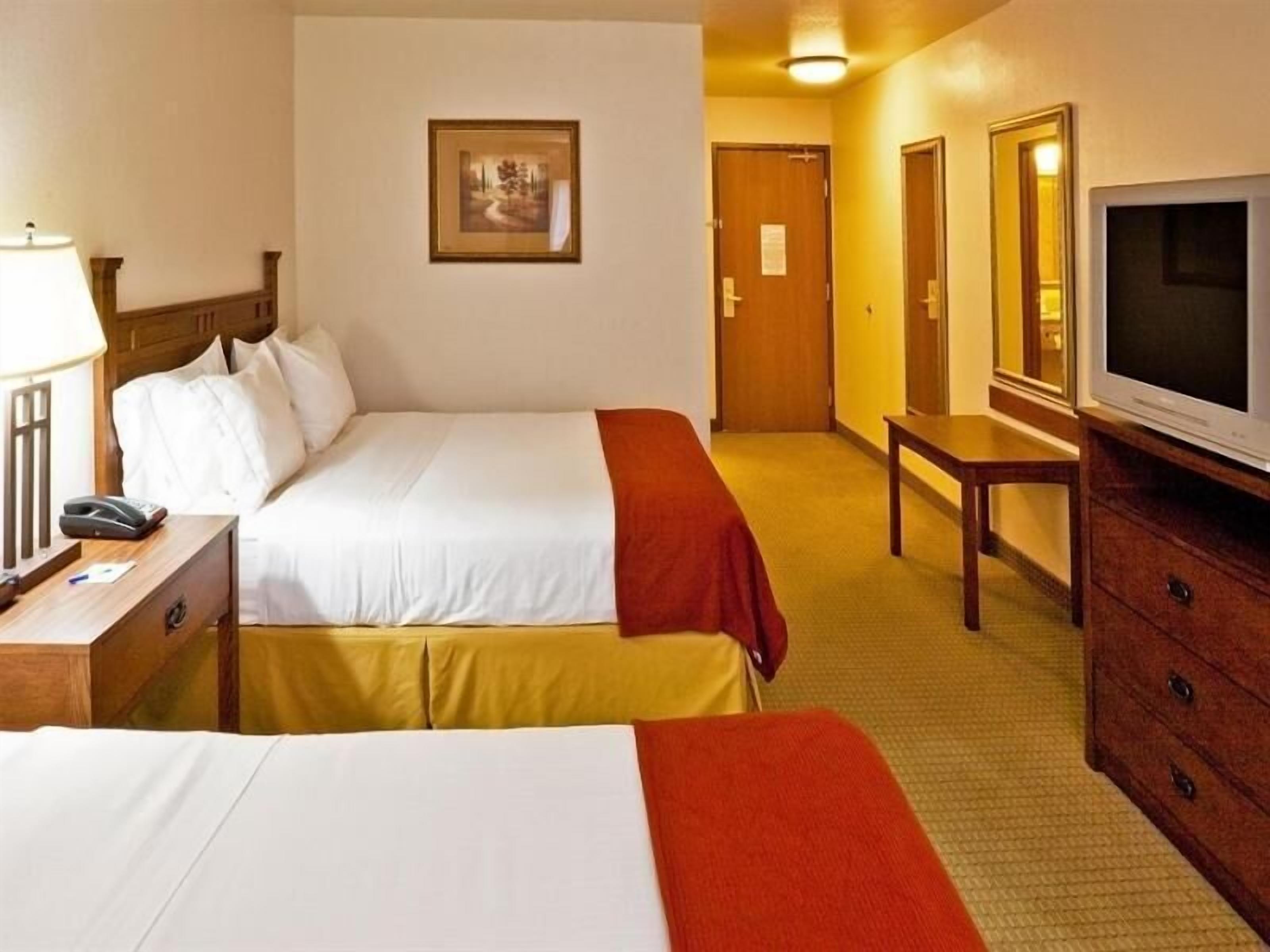 Een bureau, verduisterende gordijnen, een strijkplank/strijkijzer