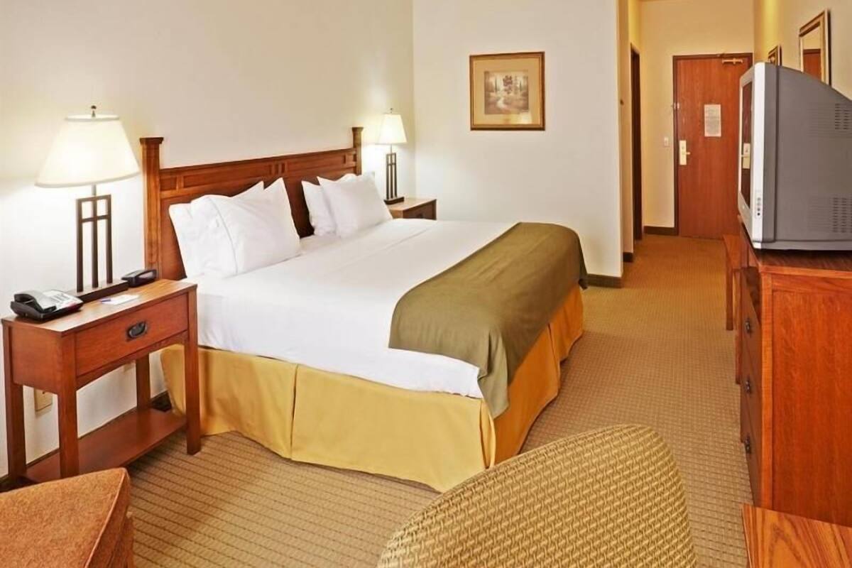 Een bureau, verduisterende gordijnen, een strijkplank/strijkijzer