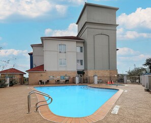 Outdoor pool - Garner Hotel Houston - Westchase by IHG (Houston)