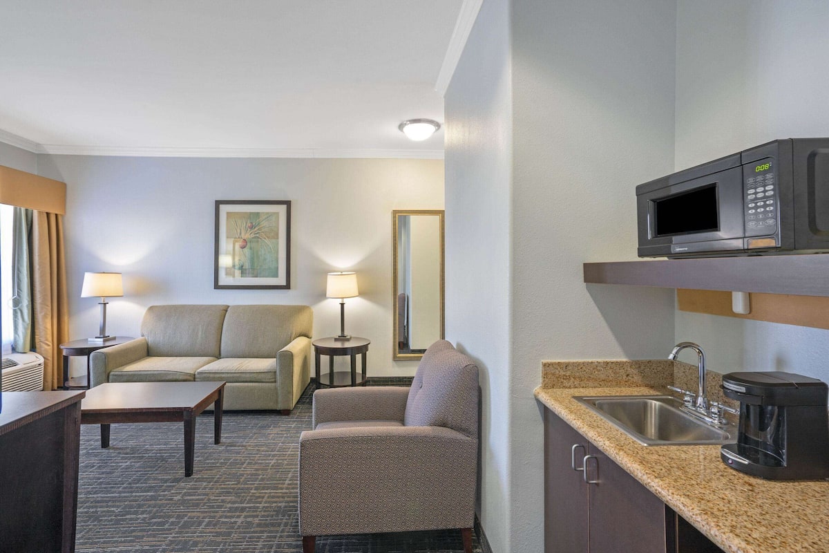 Suite, 2 Bedrooms (2 Queen Beds) | Premium bedding, desk, blackout drapes, iron/ironing board