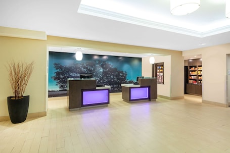 Lobby. La Quinta Inn & Suites by Wyndham Midland North