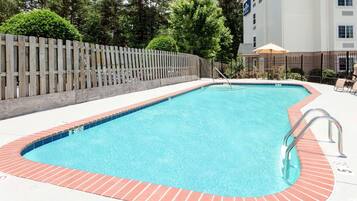 สระว่ายน้ำกลางแจ้ง