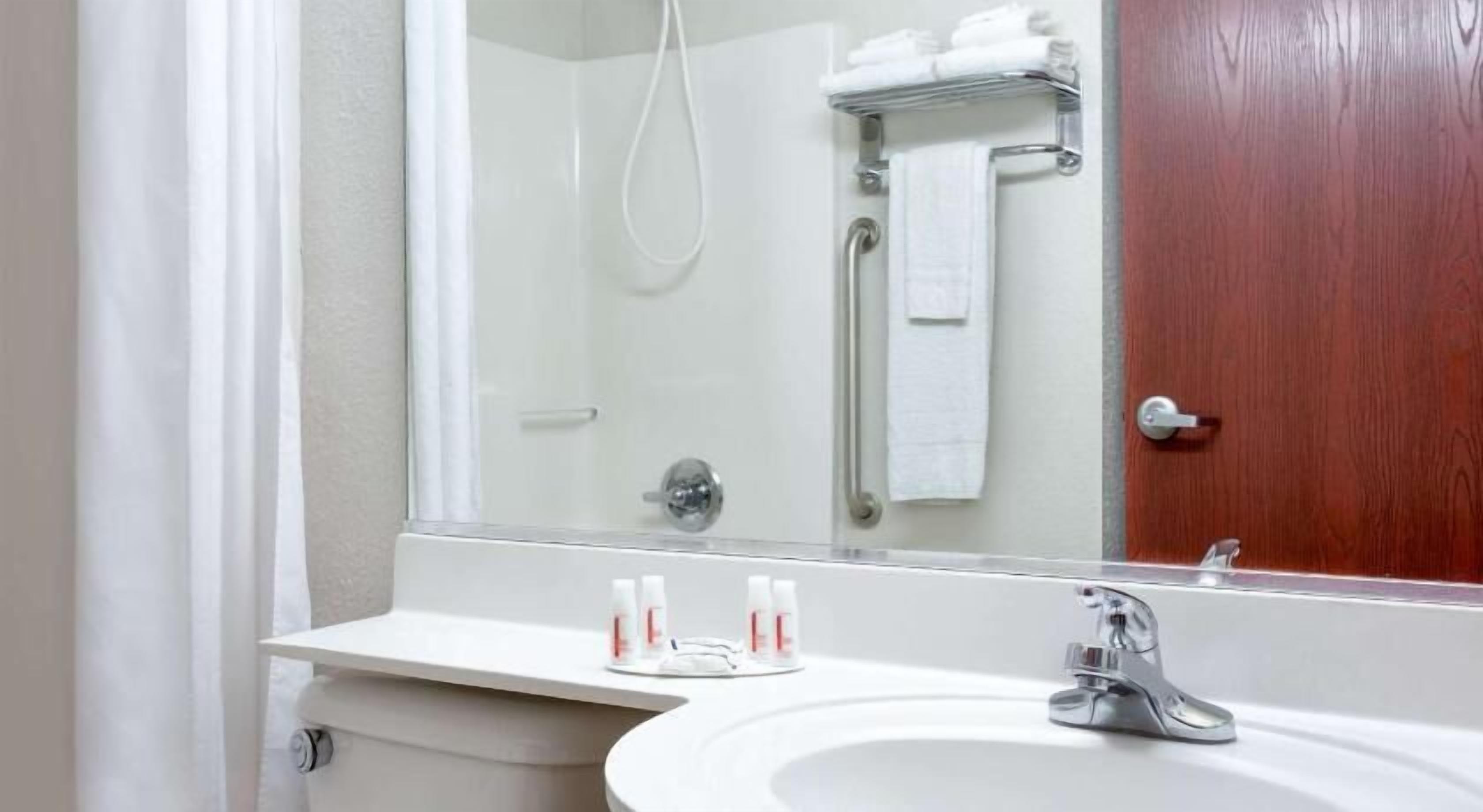 Bathroom | Combined shower/tub, free toiletries, hair dryer, towels