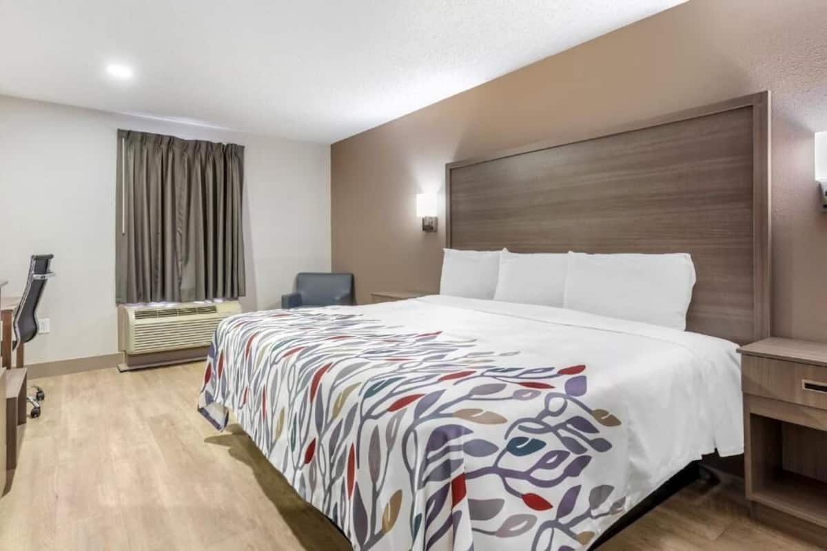 Escritorio, espacio para trabajar con un portátil, cortinas opacas