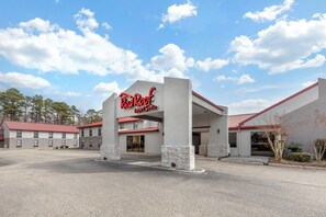 A Red Roof Inn & Suites with a modern architectural design, featuring a prominent entrance and a parking lot. - Red Roof Inn & Suites Newport News (Newport News)