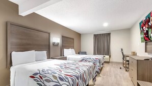 Hotelkamer met twee bedden, een bureau, een stoel, een groot raam met gordijnen en een schilderij aan de muur.