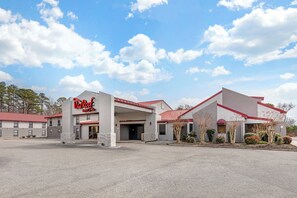 A Red Roof Inn & Suites with a parking lot in front. - Red Roof Inn & Suites Newport News (Newport News)