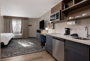 Fridge, microwave, oven, stovetop - Candlewood Suites Lafayette - River Ranch by IHG (Lafayette)