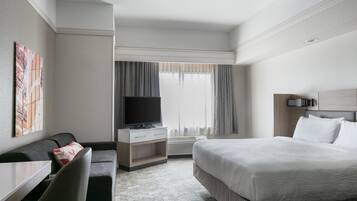 Premium-sengetøj, skrivebord, mørklægningsgardiner