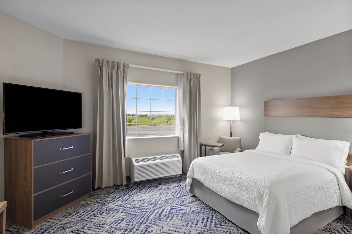 1 bedroom, premium bedding, in-room safe, desk