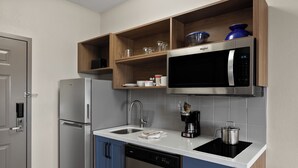 Kaffetrakter/tekoker, kjøleskap, mikrobølgeovn og kokeplater