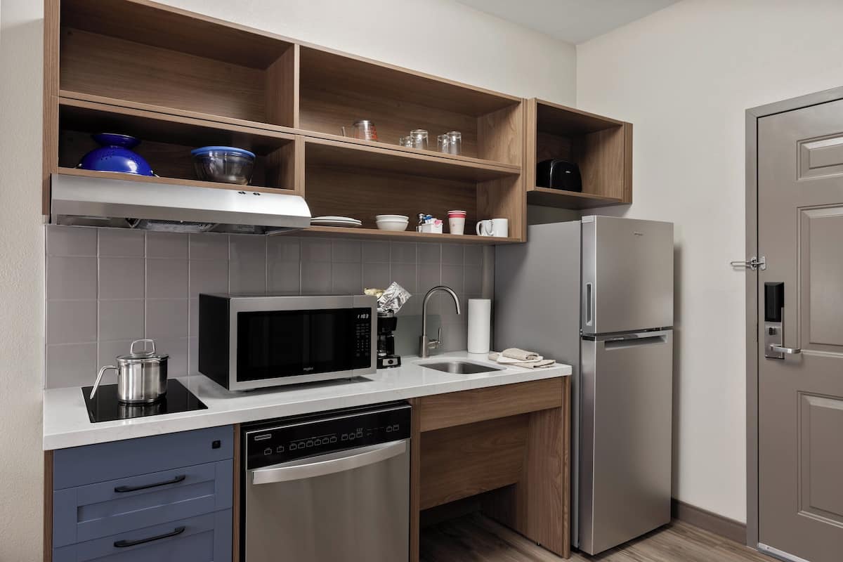 Studio Suite, 1 Queen Bed, Accessible (Communications, Mobility) | 1 bedroom, premium bedding, in-room safe, desk