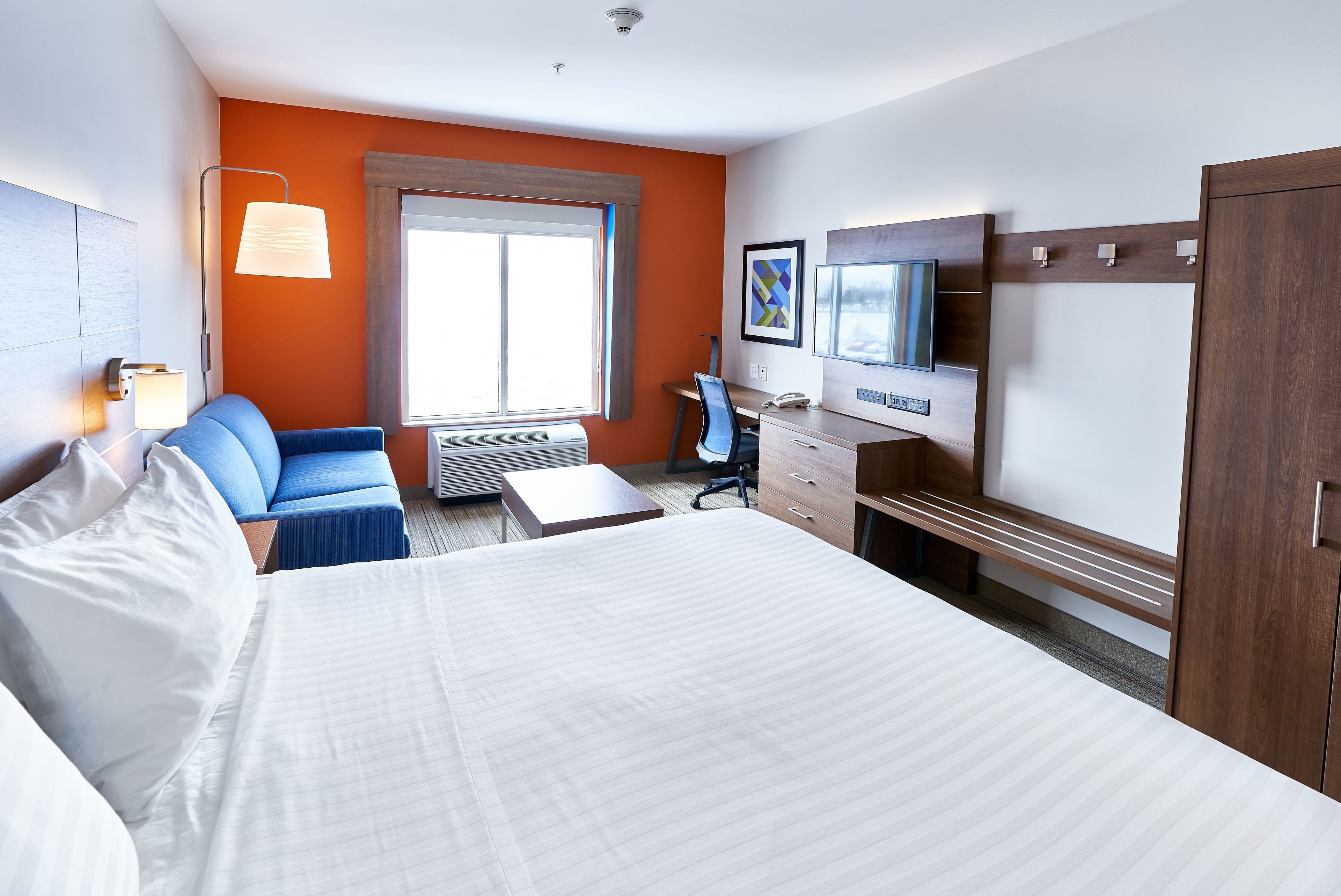 standard room, 1 king bed | in-room safe, desk, soundproofing, iron/ironing board