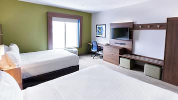 Une chambre d’hôtel avec deux lits, un bureau, une chaise, une télévision et une fenêtre.
