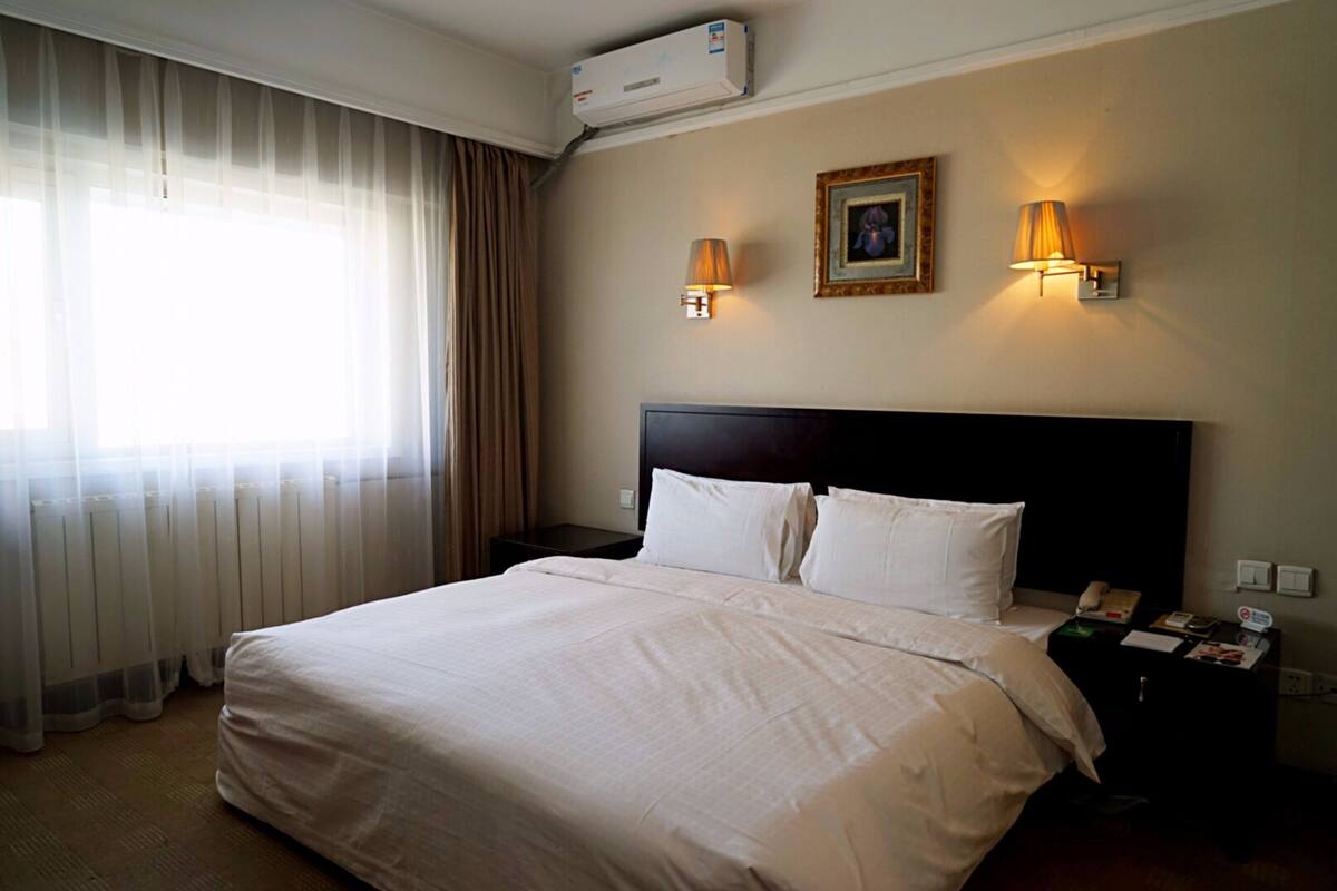 Premium bedding, down comforters, minibar, in-room safe
