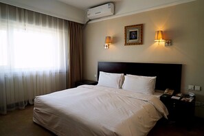 Bộ đồ giường cao cấp, chăn bông, minibar, két bảo mật tại phòng 