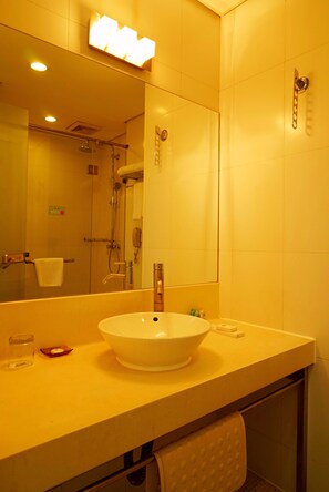 Rainfall showerhead, free toiletries, hair dryer, bathrobes - Days Inn Forbidden City Beijing (Beijing)