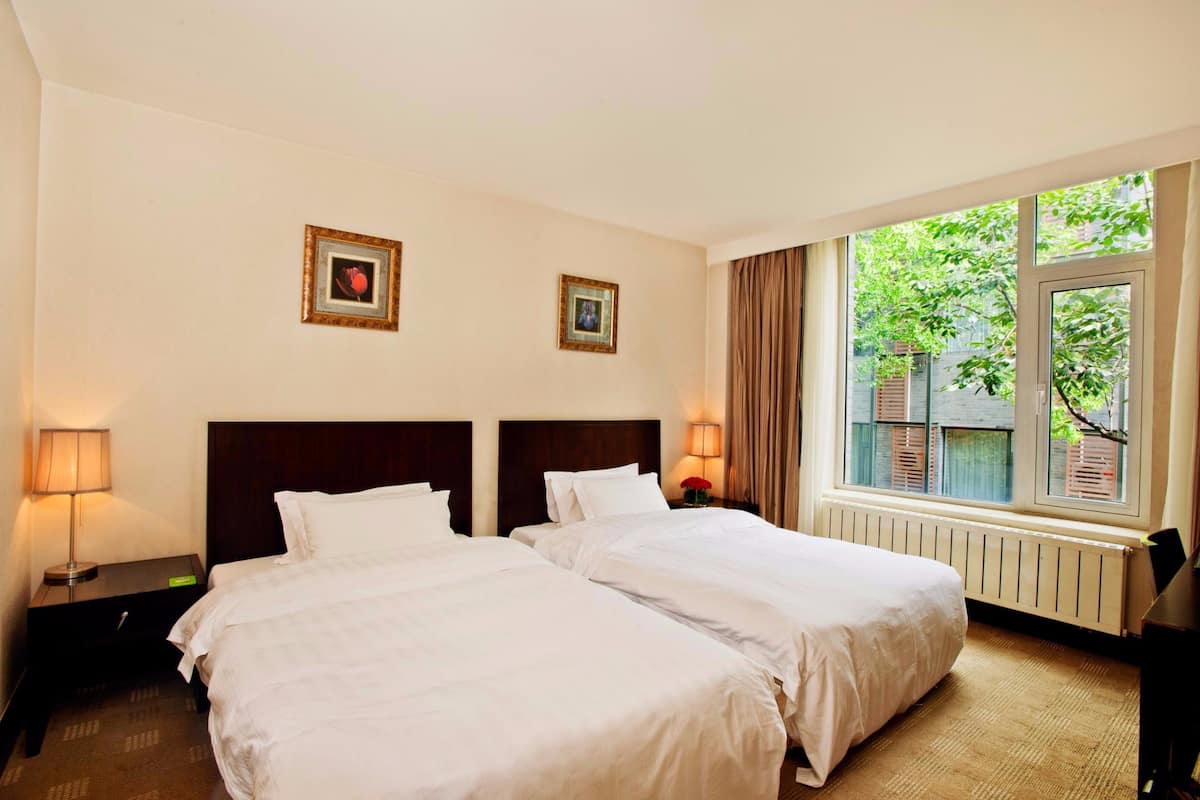 Premium bedding, down comforters, minibar, in-room safe