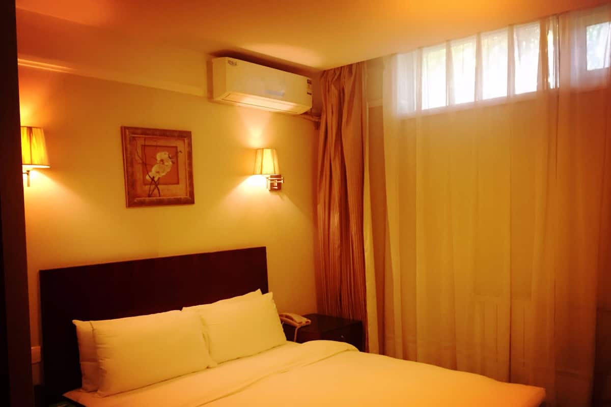 Premium bedding, down comforters, minibar, in-room safe