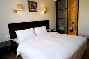 Hochwertige Bettwaren, Daunenbettdecken, Minibar, Zimmersafe