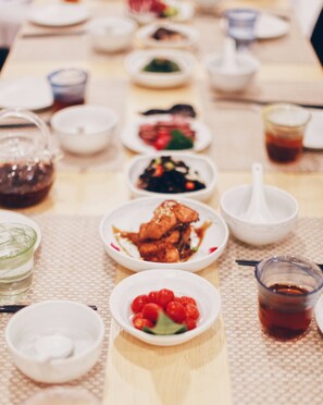 Phục vụ bữa sáng, bữa trưa và bữa tối 