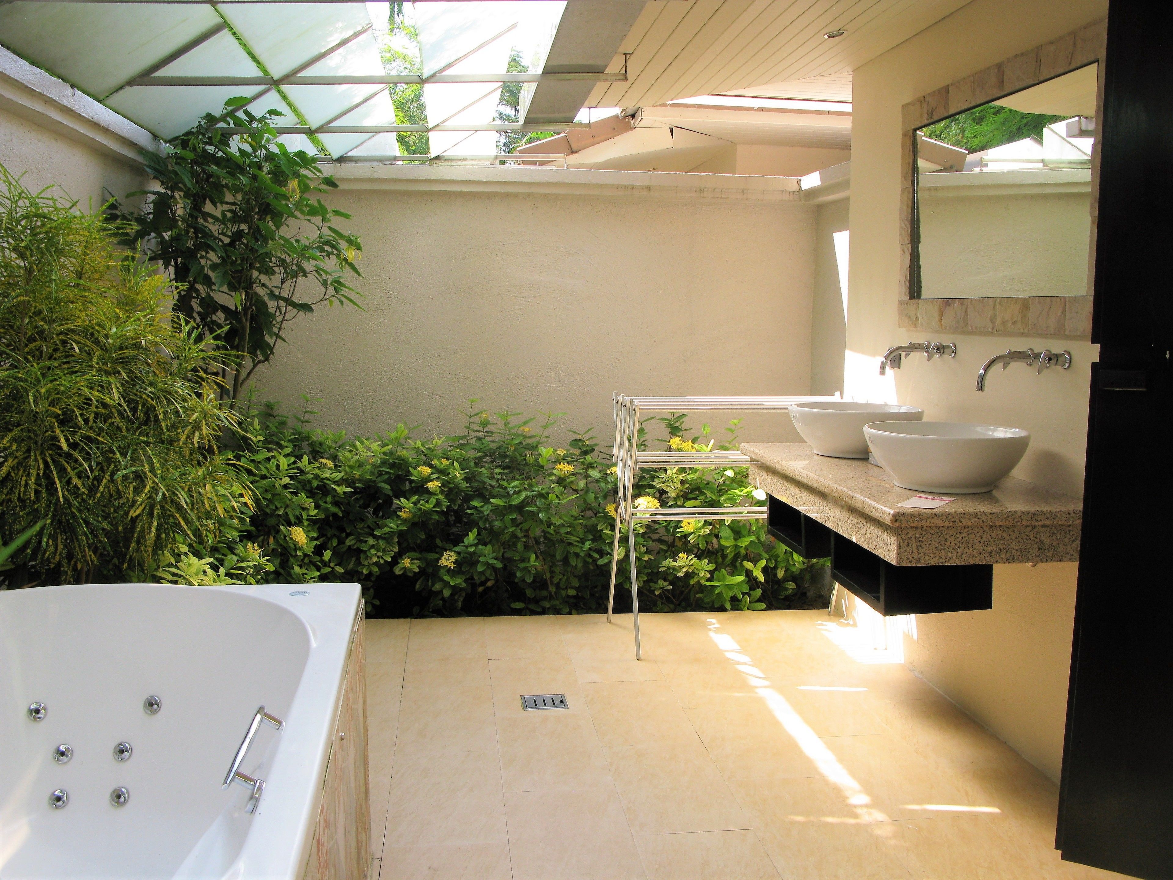 Garden Jacuzzi Villa | 浴室 | 免費梳洗用品、風筒、浴袍、拖鞋