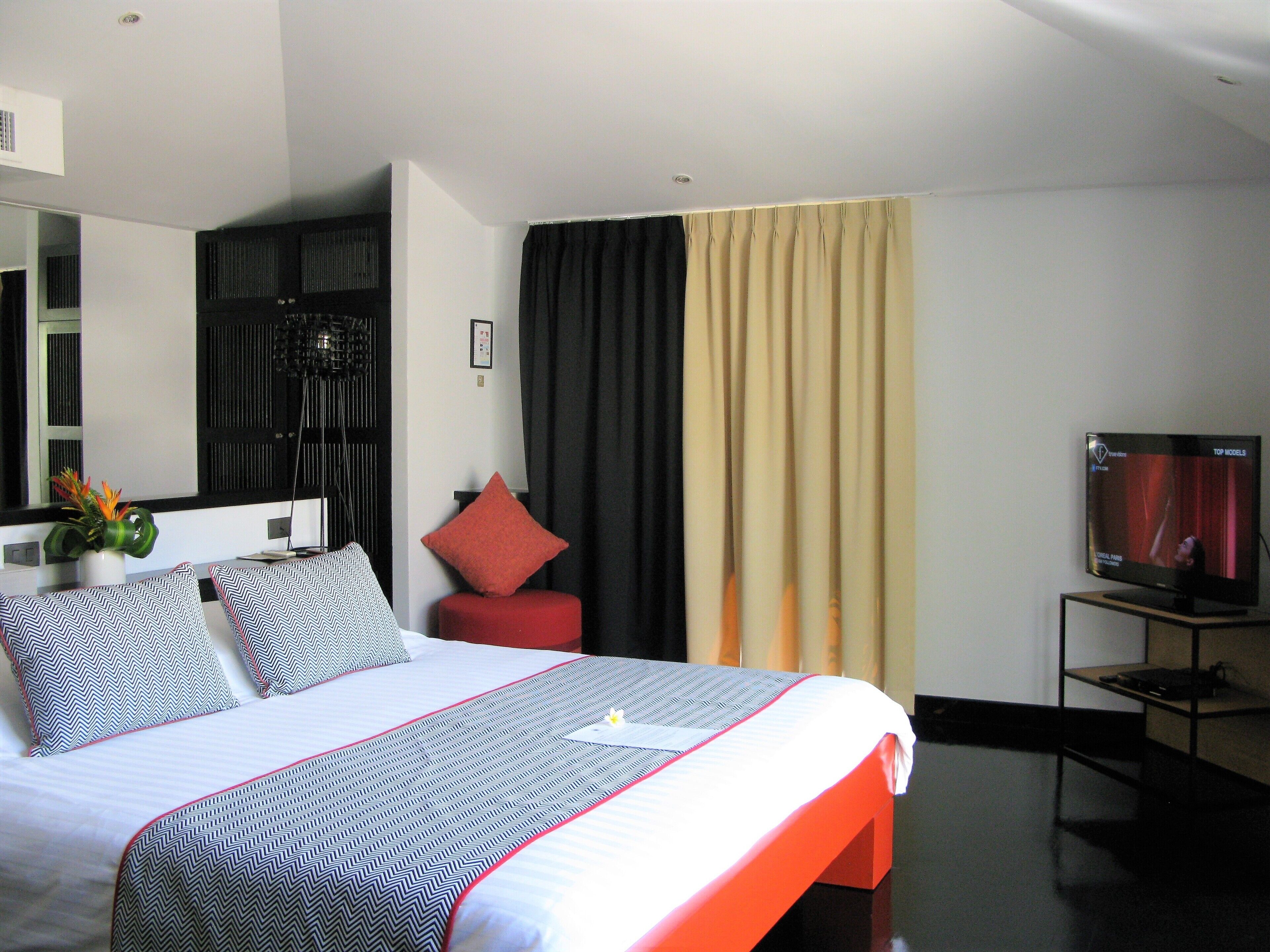 Minibar, in-room safe, individually decorated, individually furnished
