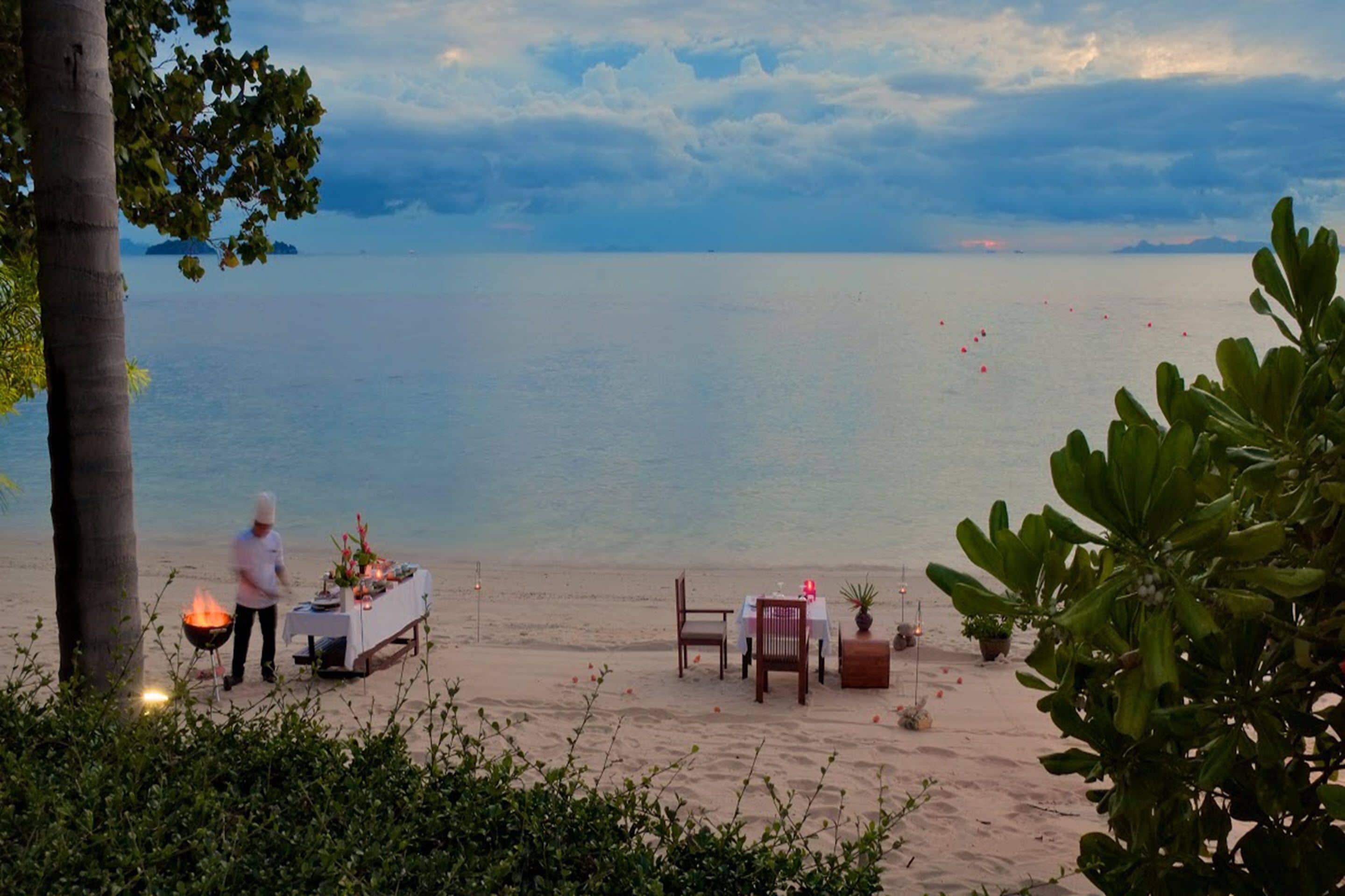 Frokost og lunsj serveres, thailandske retter, utsikt mot stranden 