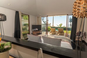 Beachfront Jacuzzi Villa | 미니바, 객실 내 금고, 각각 다른 스타일의 인테리어, 각각 다르게 가구 비치