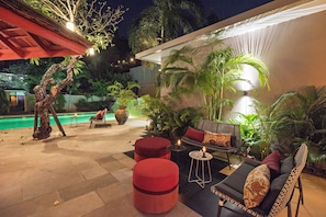 Poolside bar