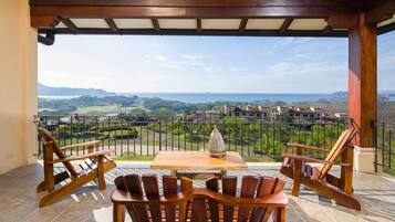 Condominium 2 bedroom ocean view | Edredons de pluma, camas com colchões pillow-top, cofres nos quartos