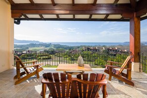 Condominium 2 bedroom ocean view | Untuvapeitot, pillowtop-patjalliset sängyt, tallelokero huoneessa