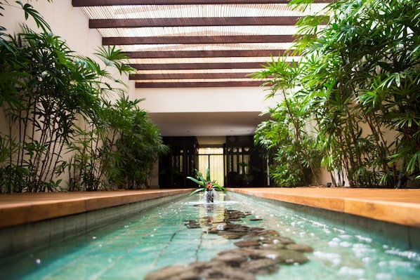 Couples treatment room(s), sauna, hot tub, steam room, body treatments